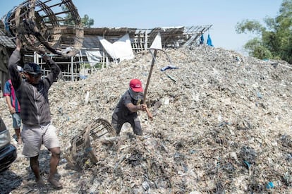 "Ya sabemos que Indonesia está sucia, y ahora Estados Unidos está agregando su basura", dijo Prigi Arisandi, director ejecutivo de ECOTON, en una reciente manifestación frente al consulado general de Estados Unidos en Surabaya, en Java Oriental. En la imagen, varios aldeanos clasifican plástico en Bangun.