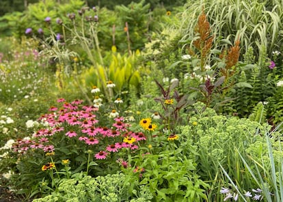 Masterful design example with vibrant perennials by landscaper Íñigo Segurola in Lur Garden (Gipuzkoa, Spain).