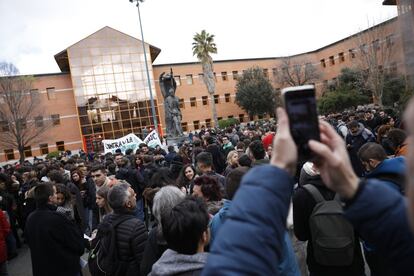 Vista de la plaza Cervantes del campus de Vicálvaro de la Universidad Rey Juan Carlos donde han convocado una concentración las asambleas de alumnos como protesta por el caso Cifuentes. 