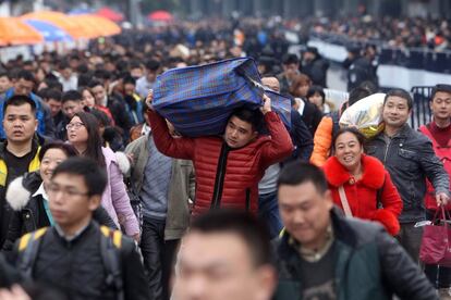 Un hombre lleva a hombros su maleta en la estación de trenes Guangzhou, el día 3 de febrero.