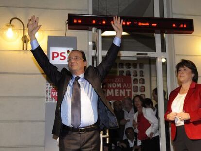 François Hollande, saluda tras conocerse su victoria en presencia de Martine Aubry