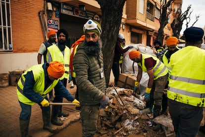 Voluntarios de origen indio trabajan en noviembre en labores de limpieza de Alfafar (Valencia). 