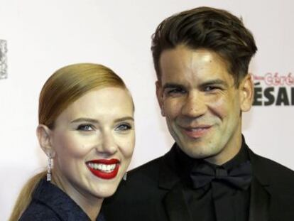 Scarlett Johansson y Romain Dauriac en la gala de los Cesar.