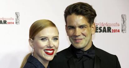 Scarlett Johansson y Romain Dauriac en la gala de los Cesar.