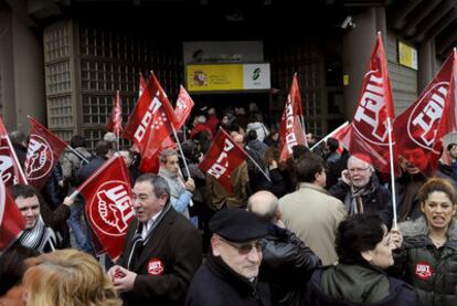 Delegados de CC OO y de UGT, antes de iniciar ayer por la mañana el encierro en Madrid.