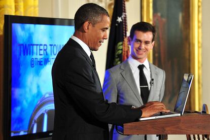 Barack Obama, tuiteando junto al fundador de la plataforma Jack Dorsey.