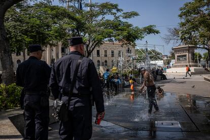 Policías patrullan las calles del centro de San Salvador.