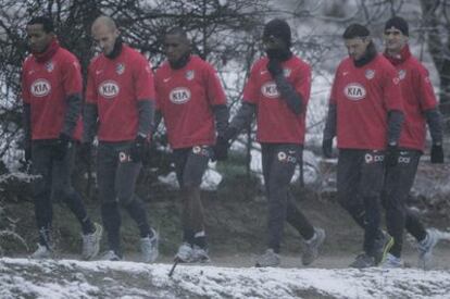 Los jugadores del Atlético, ayer en el entrenamiento en un bosque de Majadahonda.