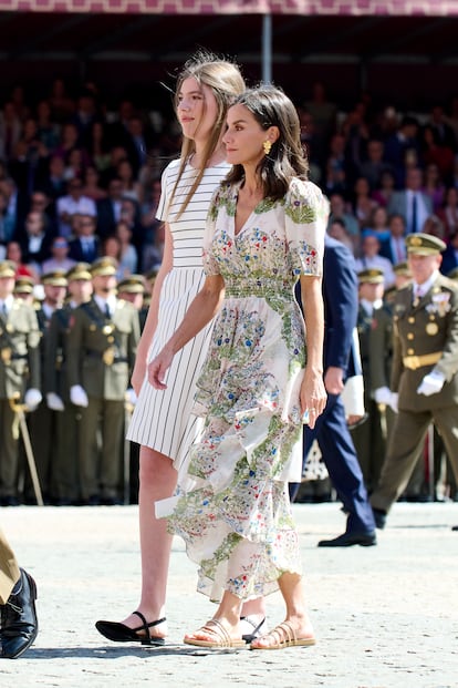 En 2024, Letizia sufrió un Neuroma de Morton. También conocida como la “ciática del pie” se trata de una inflamación en el pie que le dificulta permanecer de pie durante mucho tiempo. Es una patología que puede ser muy dolorosa y donde el calzado juega un papel muy importante. Por eso la Reina comenzó a aparecer públicamente con calzado plano. En la imagen, con vestido veraniego de la firma francesa Maje y con sandalias españolas de Pedro García. 
