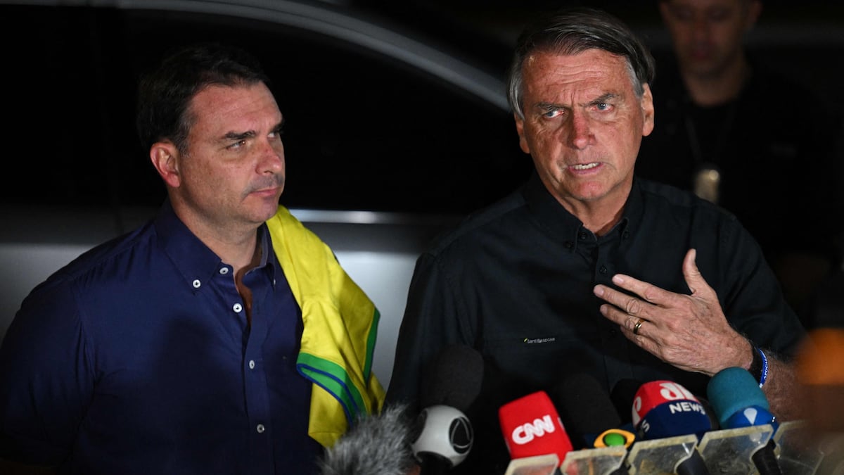 Un hijo de Bolsonaro sugiere a Estados Unidos que ataque barcos con drogas en la bahía de Río de Janeiro