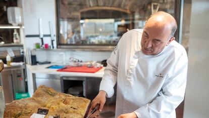 José Gordón corta una chuleta de buey, en la cocina de El Capricho.