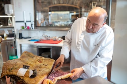 José Gordón corta una chuleta de buey, en la cocina de El Capricho.