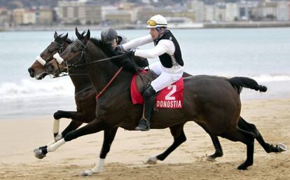 El jinete José Manuel Martín, con el número 2, se ha proclamado vencedor en la final de las carreras de caballos en Ondarreta.