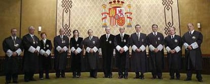 Fotografía de familia de los 12 magistrados del Tribunal Constitucional tomada en junio de 2004.