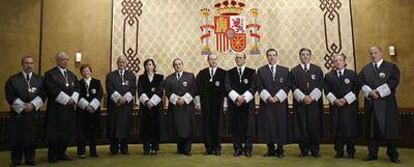 Fotografía de familia de los 12 magistrados del Tribunal Constitucional tomada en junio de 2004.