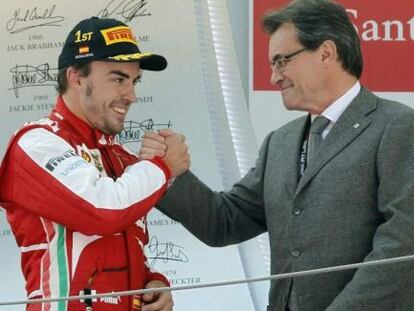 Fernando Alonso y el presidente de la Generalitat en el podio del Gran Premio de España de fórmula 1