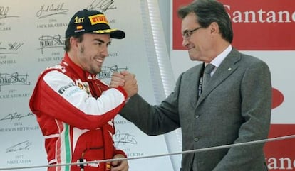 Fernando Alonso y el presidente de la Generalitat en el podio del Gran Premio de España de fórmula 1