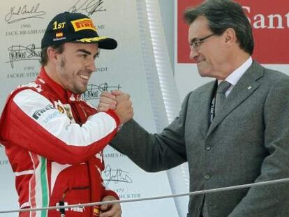 Fernando Alonso y el presidente de la Generalitat en el podio del Gran Premio de España de fórmula 1