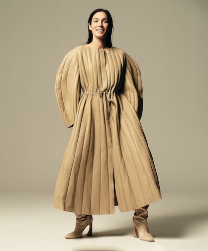 Gabardina de piel de selleria plisada y botas Fendi Arco de anguila, ambas de FENDI.
