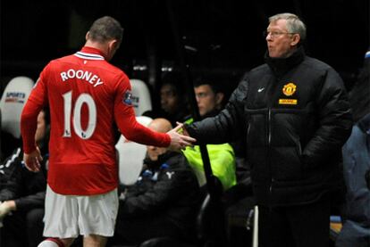 Ferguson saluda a Rooney después de sustituirle durante el encuentro de la 'Premier' frente al Newcastle.