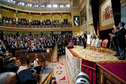 El Rey, la Reina, la princesa de Asturias y la infanta Sofía presiden al acto de proclamación de Felipe VI, el 19 de junio de 2014 en el Congreso de los Diputados. La recepción de la coronación, a la que asistieron 2.000 personas, costó 65.993 euros. La cifra se hizo pública a través de la página web de la Casa Real.