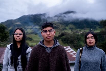 Jary García, Santiago Borras y Tatiana Baquero, estudiantes de la Universidad Nacional de Colombia en la sede de Nazareth, en la localidad bogotana de Sumapaz.
