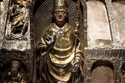 Detalle de la arqueta de Sant Martirià de Banyoles, con dos de las cartelas de benefactores para su realización. A la izquierda el abad de Sant Pere de Besalù, Antoni Vilardell. A la derecha el abad Bertrán Samasó. La figura central representa a Martirià como obispo.