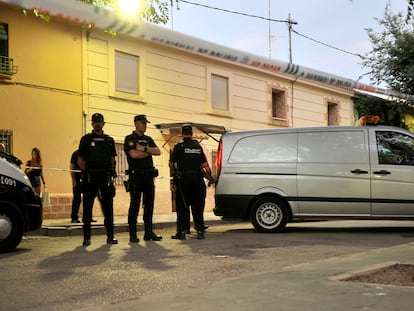 Varios agentes de Policía Nacional en el lugar del tiroteo, ocurrido sobre las 20.00 de este miércoles, en el barrio de la Estrella de Albacete.