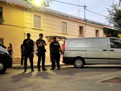 Varios agentes de Policía Nacional en el lugar del tiroteo, ocurrido sobre las 20.00 de este miércoles, en el barrio de la Estrella de Albacete.