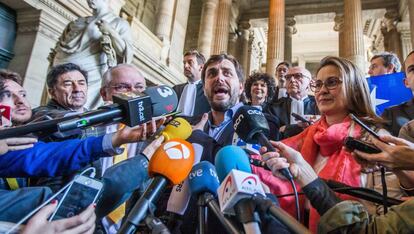 Los exconsejeros catalanes huidos a su salida del tribunal belga.