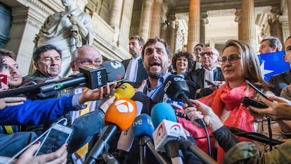 Los exconsejeros catalanes huidos a su salida del tribunal belga.