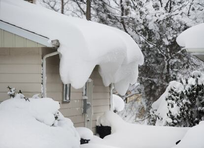 Lo peor está aún por llegar, a medida que la ola se instale en buena parte de Estados Unidos y deje fuertes nevadas en algunos puntos del área central y la costa oriental. En la imagen, la nieve cuelga de un tejado después de dos días de una nieve sin precedentes en Erie, Pensilvania.