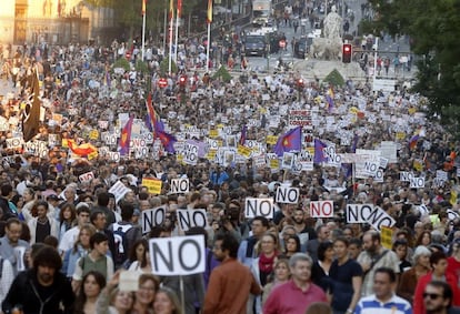 La manifestación Rodea el Congreso en la Plaza de Cibeles, con la estatua al fondo.