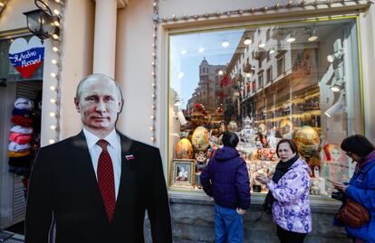 Una silueta de Putin, parte de la campaña de las elecciones rusas, ante una tienda en Moscú.