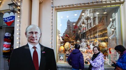 Una silueta de Putin, parte de la campaña de las elecciones rusas, ante una tienda en Moscú.