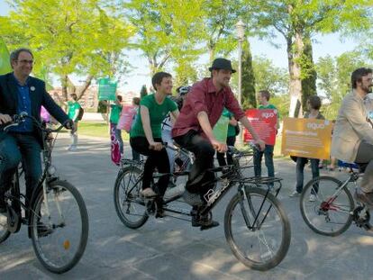 Los candidatos de la coalición Primavera Europea llegan al mitin central de su campaña este viernes en bicicleta.