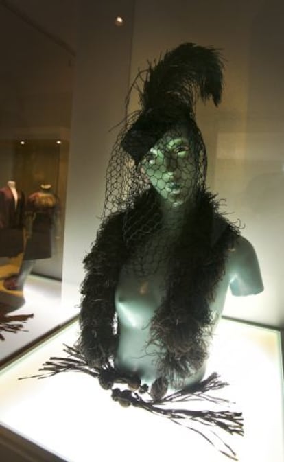 Detall de l'exposició sobre l'evolució de la moda al Musue de Belles Arts de València.