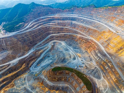 Vista aérea de las excavadoras y vehículos de transporte en la Mina de Cobre Dexing, en Shangrao, China, el 16 de agosto de 2024.