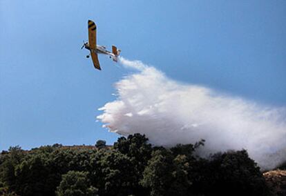 Una avioneta combatía el fuego ayer en la zona de la Font d&#39;En Segures.