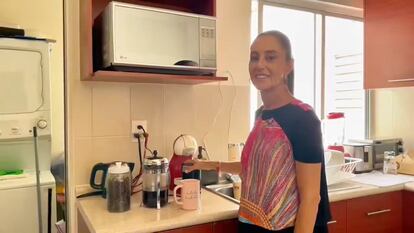 Claudia Sheinbaum en la cocina de su casa.