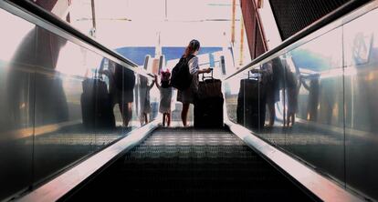 Una madre y su hija en la estación de Trenes de Atocha.