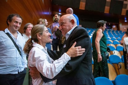 Pilar Zabala, hermana de José Ignacio Zabala, y Francisco Ruiz, policía municipal que en 1976 salvó la vida tras recibir 12 disparos, se saludan tras la proyección del documental sobre Josu Ternera.