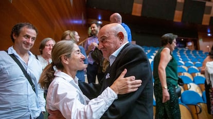 Pilar Zabala, hermana de José Ignacio Zabala, y Francisco Ruiz, policía municipal que en 1976 salvó la vida tras recibir 12 disparos, se saludan tras la proyección del documental sobre Josu Ternera.