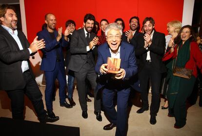 Juan Carlos Corazza, premio ICON Cultura, junto a sus alumnos: Javier Bardem, Sergio Bermúdez, Miguel Ángel Muñoz, Tamar Novas y demás