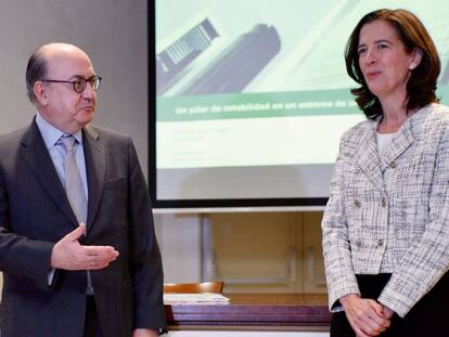 José María Roldán (hasta ahora presidente de la AEB) y Alejandra Kindelán (la nueva presidenta de la patronal).