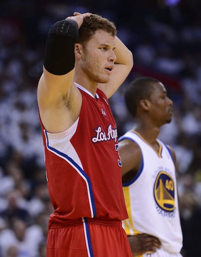 El ala-pívot de Los Ángeles Clippers Blake Griffin gesticula tras realizar una falta durante el encuentro ante los Warriors de Golden State