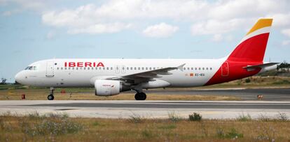 FILE PHOTO: An Iberia Airbus A320 plane lands at Lisbon&#039;s airport