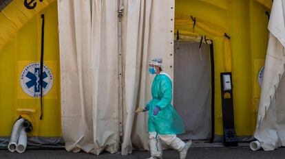 Una sanitaria en la puerta del centro de atención primaria Prat de la Riba, en Lleida.