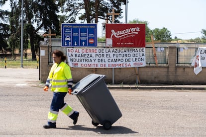 Pancartas contra el cierre de la planta de Azucarera en La Bañeza (León), el 30 de junio.
