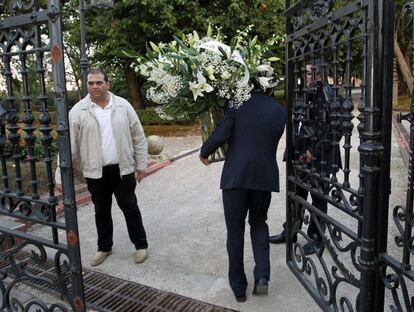 Empleados introducen coronas de flores en la casa del Promontorio, residencia habitual y lugar donde presumiblemente quedará instalada la capilla ardiente del presidente del Banco Santander, Emilio Botín, que falleció esta madrugada tras sufrir un infarto.